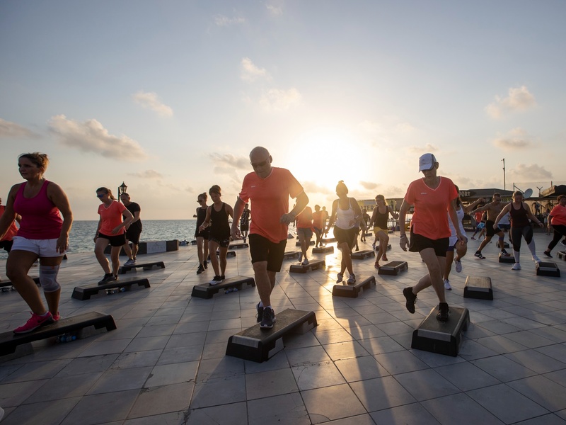 Abnehmen im Urlaub: Bodyweight- oder Step-Kurse im Hotel Achte darauf, dass du dich auch auf Reisen genügend bewegst: Plane Spaziergänge am Strand oder auch mal ein knackiges (Bodyweight) Workout im Hotel oder am Strand.