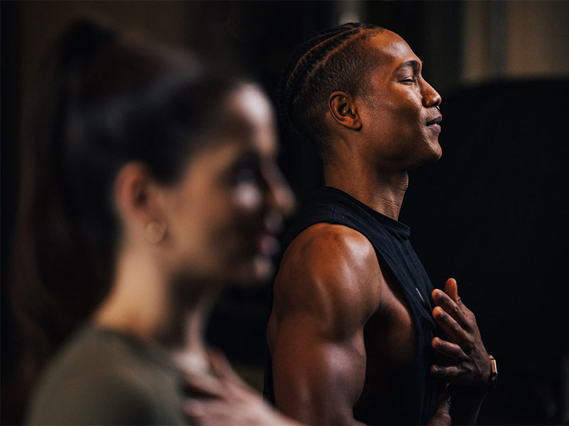 Sport nach Krankheit: Langsam starten! Starte langsam und vorsichtig nach einer Krankheit ins Training., z. B. mit Yoga.