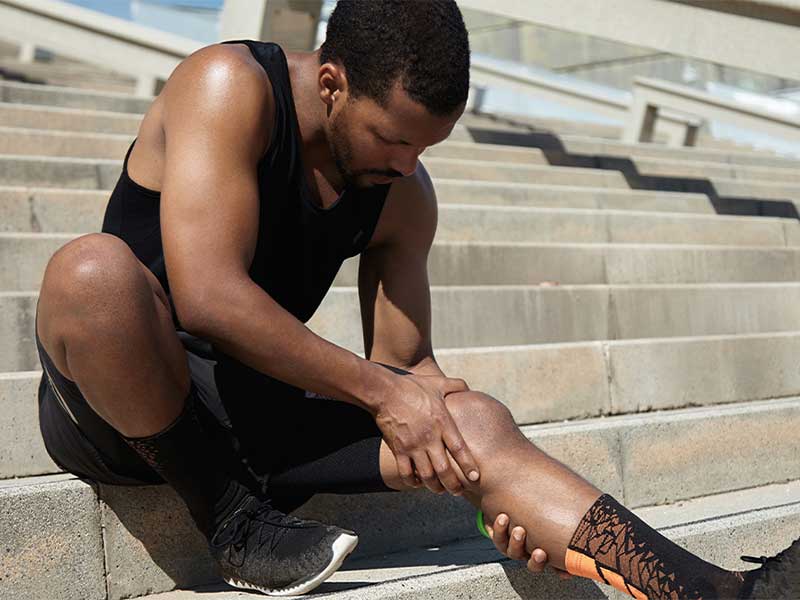 Bei Muskelkater handelt es sich um einen Spannungsschmerz. Er entsteht durch mikroskopisch kleine Verletzungen bzw. stoffwechselbedingte Veränderungen der Muskelfasern.