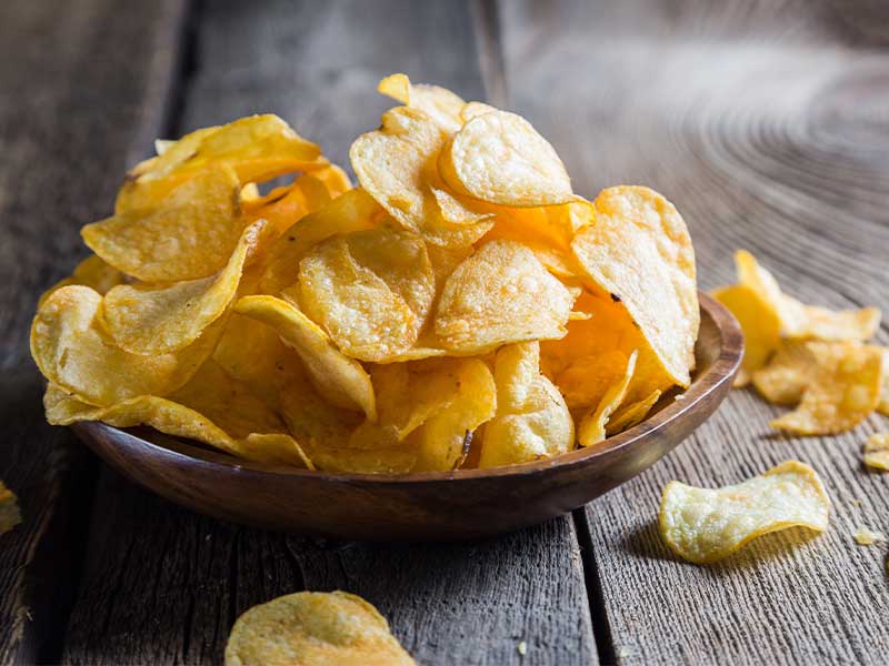 Transfette entstehen, wenn du Öl unter sehr hohen Temperaturen brätst oder erhitzt. Das ist häufig bei Pommes oder Chips der Fall.