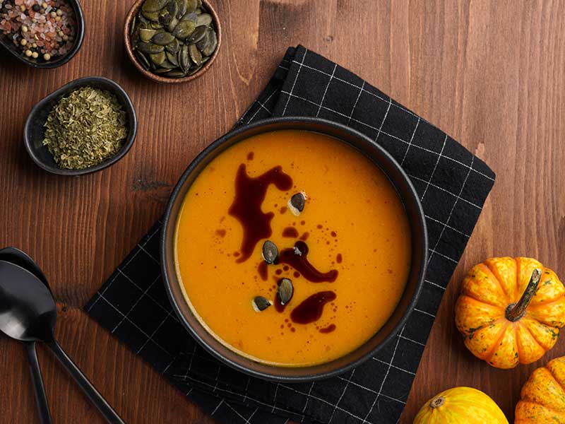 Kürbiskerne enthalten ungefähr 24 g Eiweiß pro 100 Gramm.