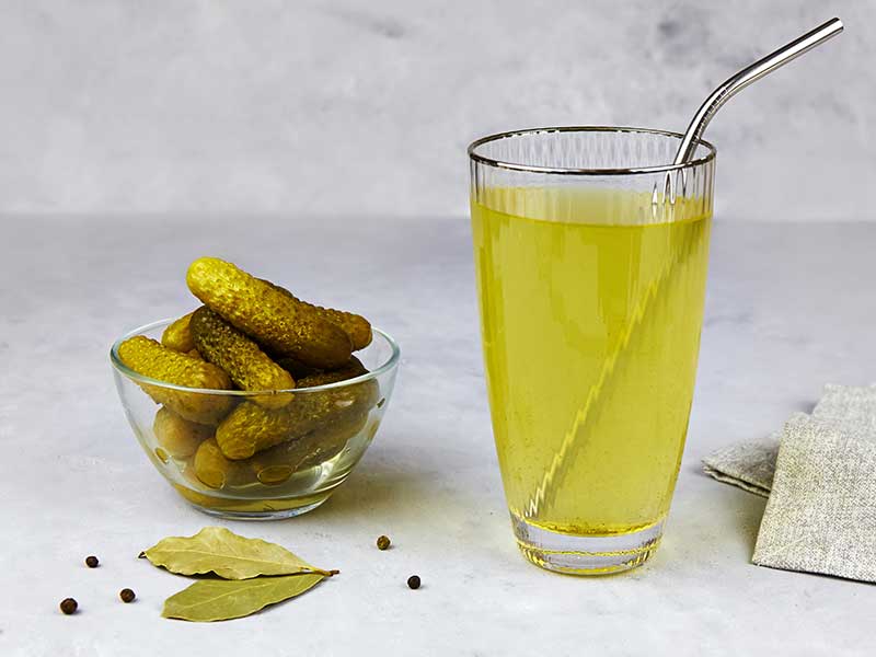 Warum Gurkenwasser trinken? Elektrolyte, Muskelkrämpfe, Abnehmen, + Gurkenwasser-Rezept + FAQ.