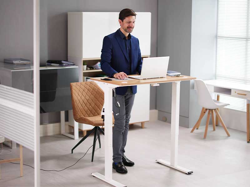 Training im Büro: Vielleicht lässt dein Arbeitgeber ja einen Steh-Schreibtisch springen?