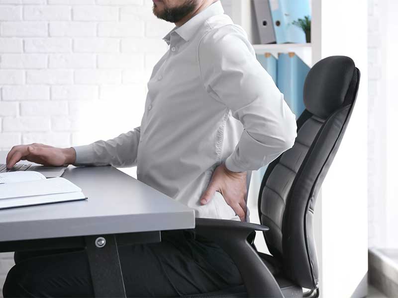 Beim stundenlangen Arbeiten im (Home) Office sitzt du oft gekrümmt? Die Folgen sind Nackenschmerzen und Verspannungen im unteren Rücken.