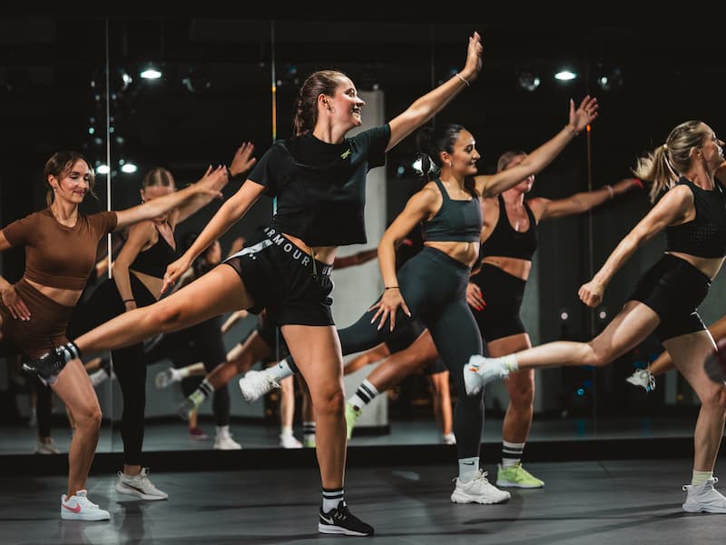 Hier kommen ein paar schweißtreibende Tanzstile, die du entweder allein, als Paar oder in der Gruppe checkst.