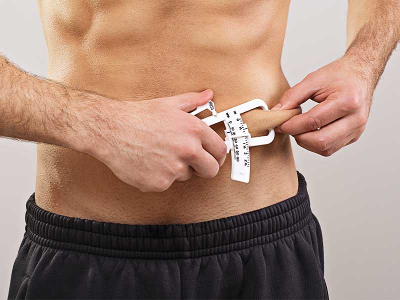 Körperfett bestimmen mit Fettzange Check' für dein Definitionstraining zuerst deinen Körperfettanteil: Das machst du z. B. mit einer Fettzange.