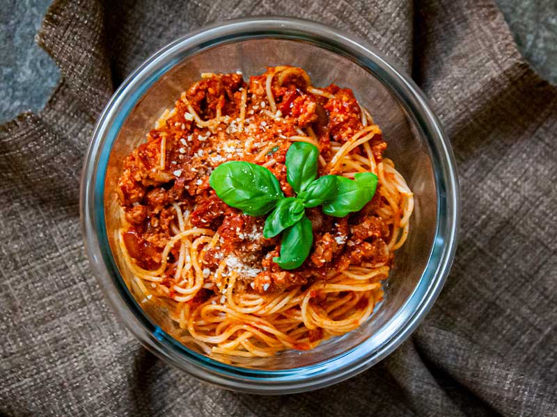 Tofu-Rezept: Tofu-Bolognese mit Vollkorn-Spaghetti.