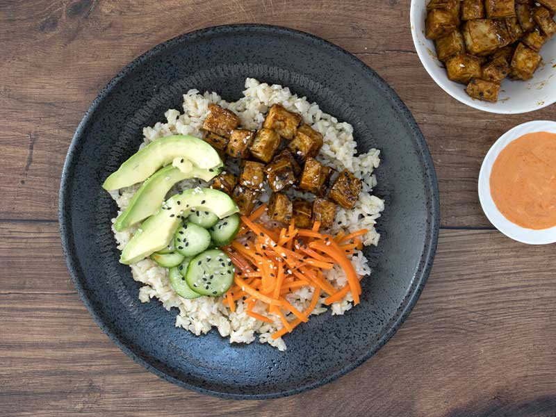 Tofu-Rezept: Reis-Bowl mit Gemüse & glasierten Tofu-Würfeln.