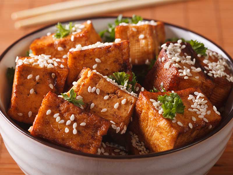 Tofu ist eine super Proteinquelle – und mit den richtigen Tipps & Tricks schmeckt er auch wirklich lecker!