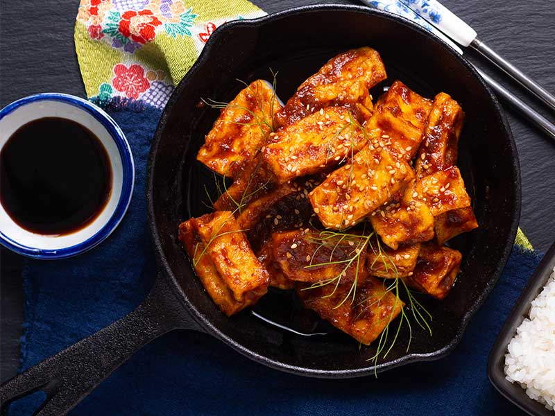 Zum Anbraten empfehlen wir dir eher festere Tofu-Sorten. Grundsätzlich schneidest du deinen Tofu einfach in eine gewünschte Form, z. B. kleine Würfel oder Scheiben, und lässt diese kräftig anbraten.