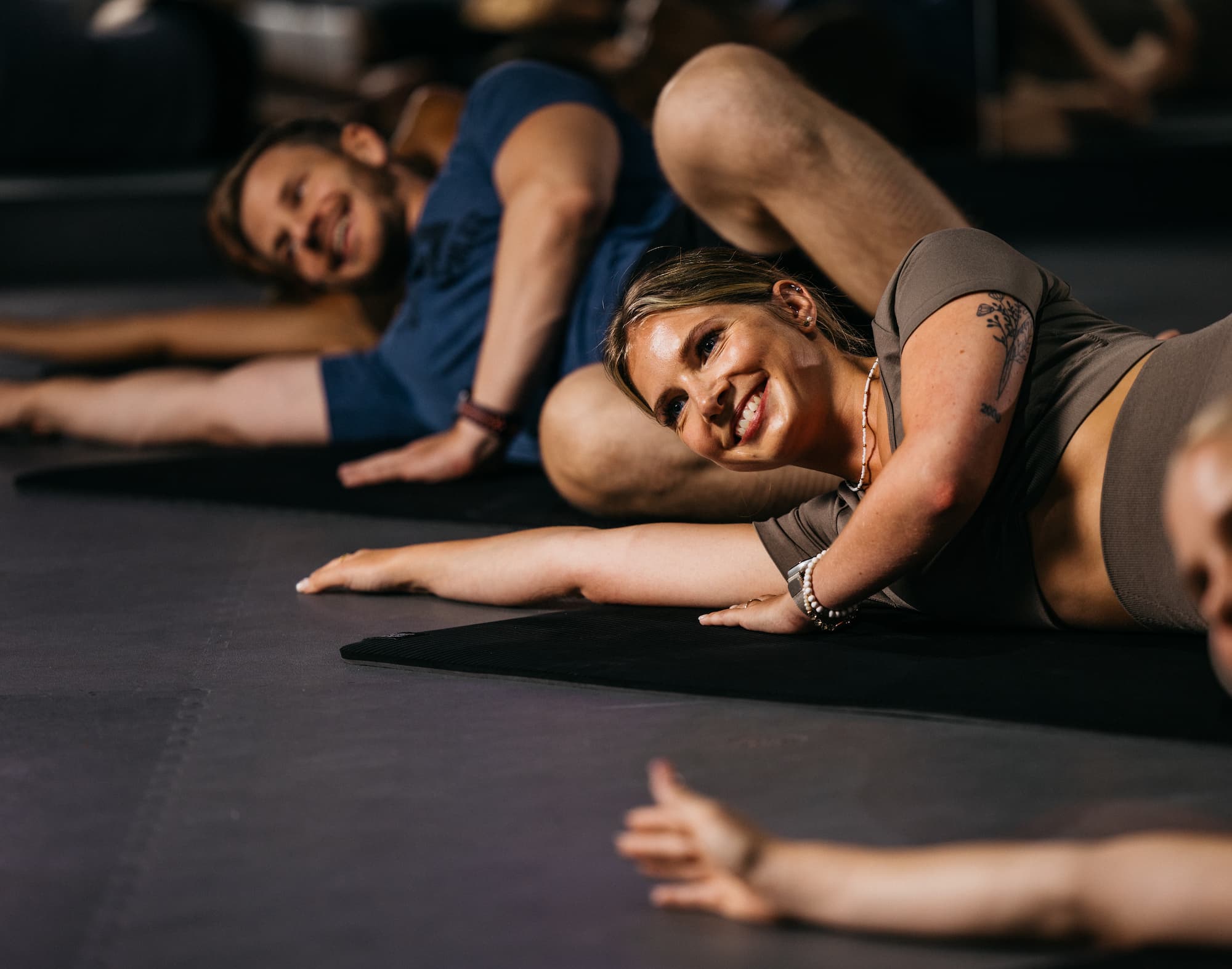 Was ist die Tiefenmuskulatur? Grundlagen, Übungen mit Geräten + Bodyweight & FAQ.