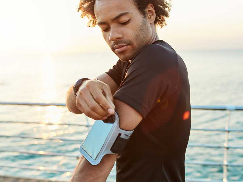 Es gibt viele Fitness-Tracker aber auch kostenlose Apps, die deine Aktivitäten aufzeichnen.