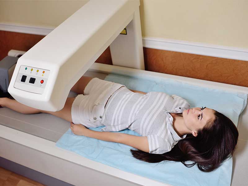 Die Fettmessung mit Dexa-Scan funktioniert mit Röntgen-Strahlen. Darum wird sie nur von medizinischem Fachpersonal durchgeführt..