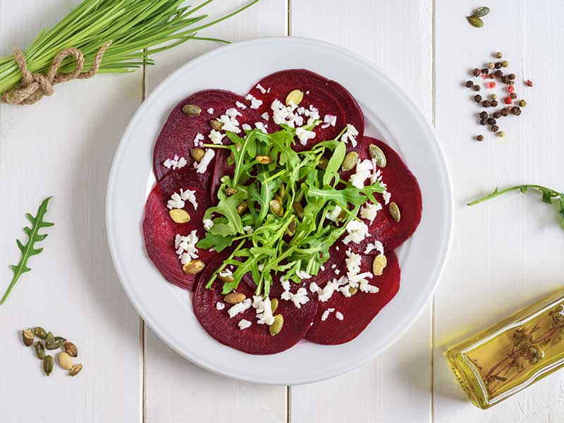 Rezept: Rote-Bete-Carpaccio Dieses superleichte Rote-Bete-Carpaccio ist nicht nur optisch ein Highlight, sondern auch vollgepackt mit Nährstoffen.