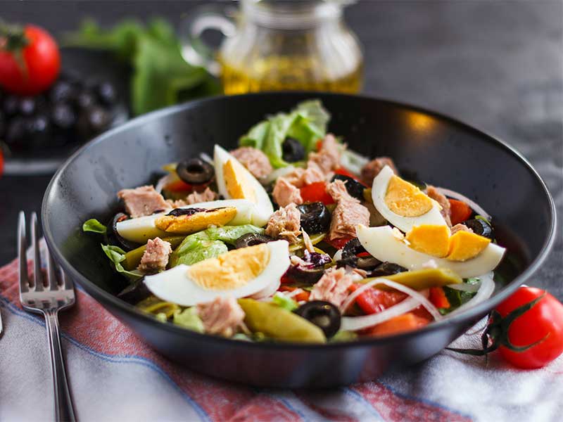 Dieser Salat macht dich super satt und eignet sich perfekt zum Meal Prepping, da er auch am nächsten Tag noch super schmeckt!