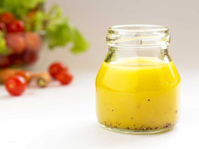 Dieses leckere und gesunde Kräuter-Dressing ist ein absoluter Geheimtipp von deinen Fitness First Trainer:innen.