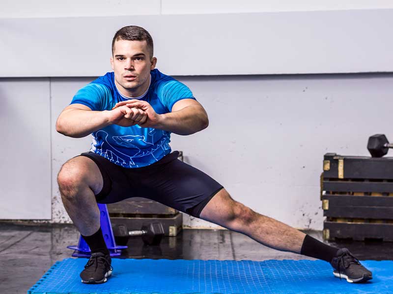 Männer-Spagat lernen mit Übung: Cossack Squats (Oberschenkel & Po).