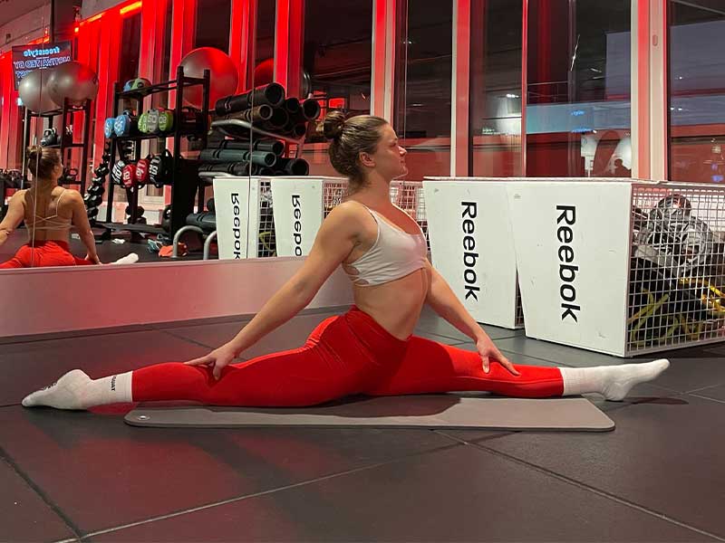 Längsspagat (Frauenspagat oder Vorwärtsspagat): Hier streckst du ein Bein nach vorne und eins nach hinten. 