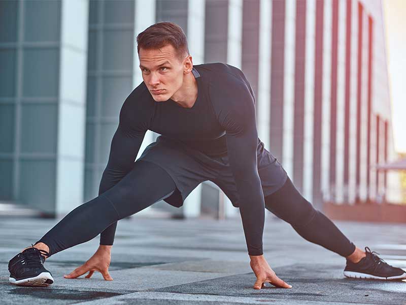 Männerspagat lernen mit Übung: Halber Seitspagat (für Fortgeschrittene).