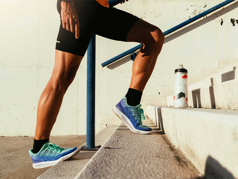 Frauen-Spagat lernen mit Übung: Waden-Dehnung