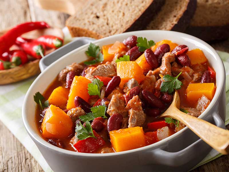 Wassermelonen-Curry zu Mittag hilft deinem Body, besser mit der Sommerhitze umzugehen.