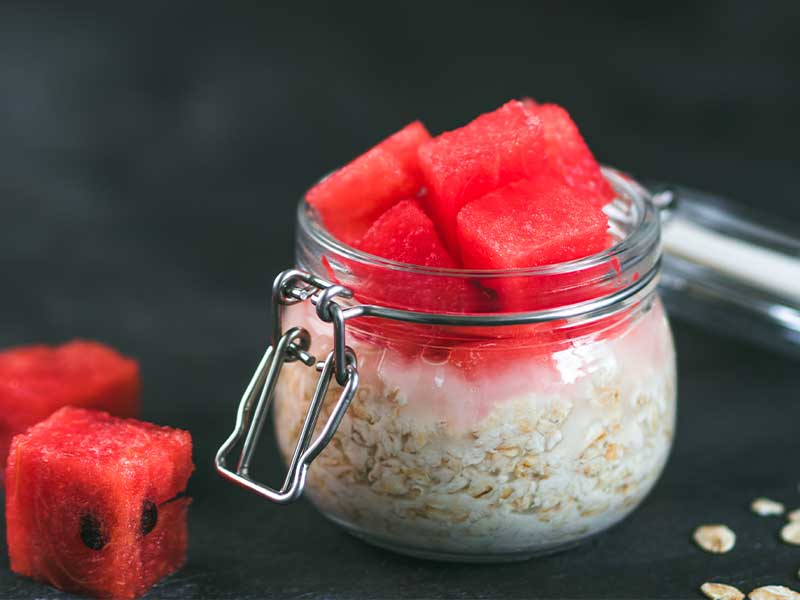 Wassermelonen-Porridge ist ein super Frühstück, wenn du abnehmen willst. Der Haferbrei hält dich lange satt und verhindert Heißhunger-Attacken vor dem Mittagessen.