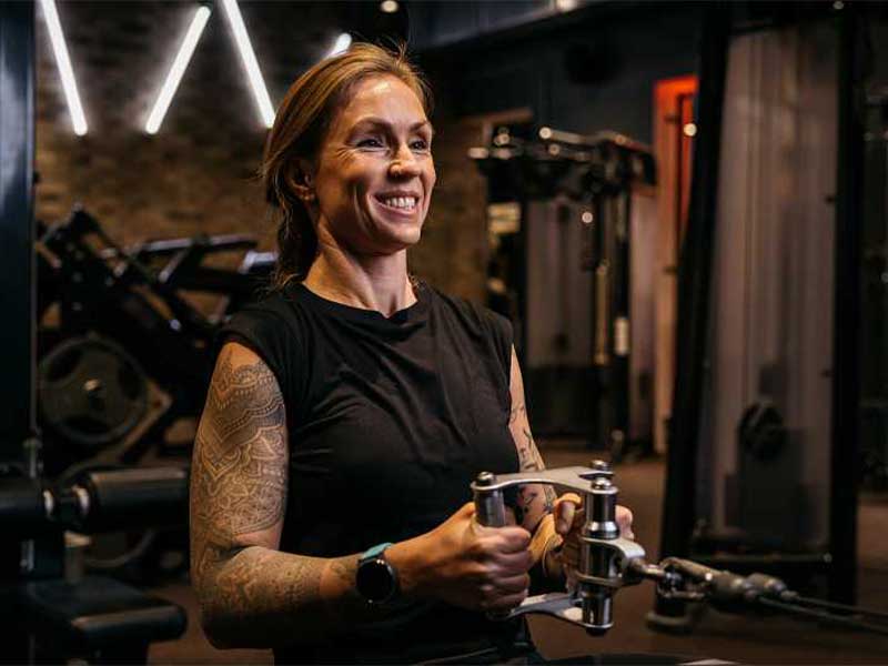 Mit dem Alter verlieren Frauen (aber auch Männer!) wertvolle Muskelmasse. Mit Krafttraining wirkst du entgegen! 