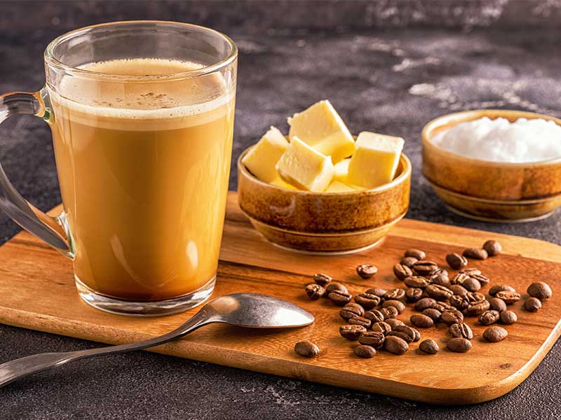 Kaffee-Rezept-Ideen zum Abnehmen. Bulletproof Coffee Der „kugelsichere“ Kaffee ist ein Mix aus Kaffee, Butter & MCT-Öl und bekannt aus dem Biohacking.