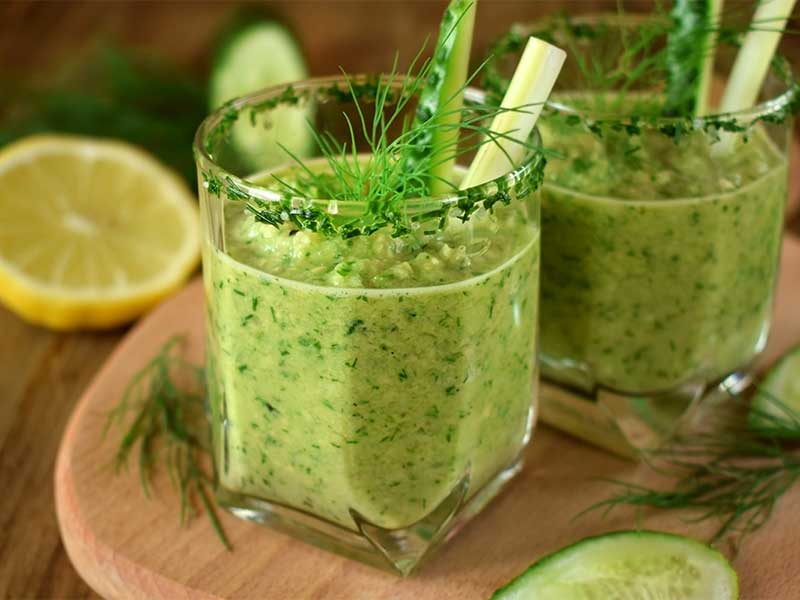 Abendessen bei Hitze: Gurken-Gazpacho mit Tofu Kalte Suppen aus frischen Zutaten sind in der spanischen Küche super beliebt. An heißen Sommertagen kühlen sie dich gut ab und du musst nicht extra kochen.