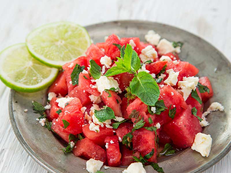 Mittagessen für heiße Tage: Wassermelonen-Salat mit Feta In der prallen Mittagssonne eignen sich Salate für heiße Tage besonders gut. Dieser Wassermelonen-Salat ist übrigens auch zum Abnehmen ideal.