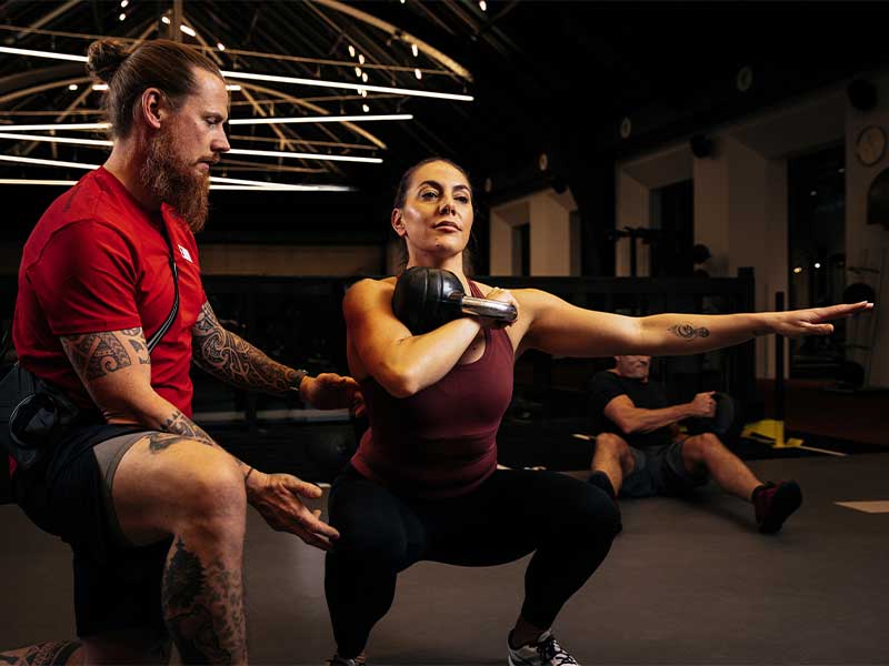 Eine mögliche Übung für Blood Flow Restriction Training sind Kniebeugen.