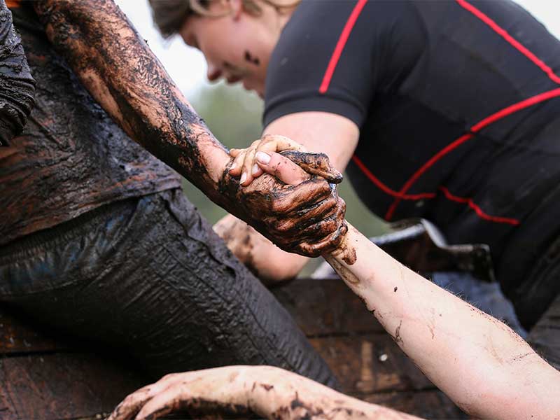 Regeln für den Extremhindernislauf für Teams Grundsätzlich kann ein OCR-Lauf sowohl als Einzel- als auch als Team-Event stattfinden.