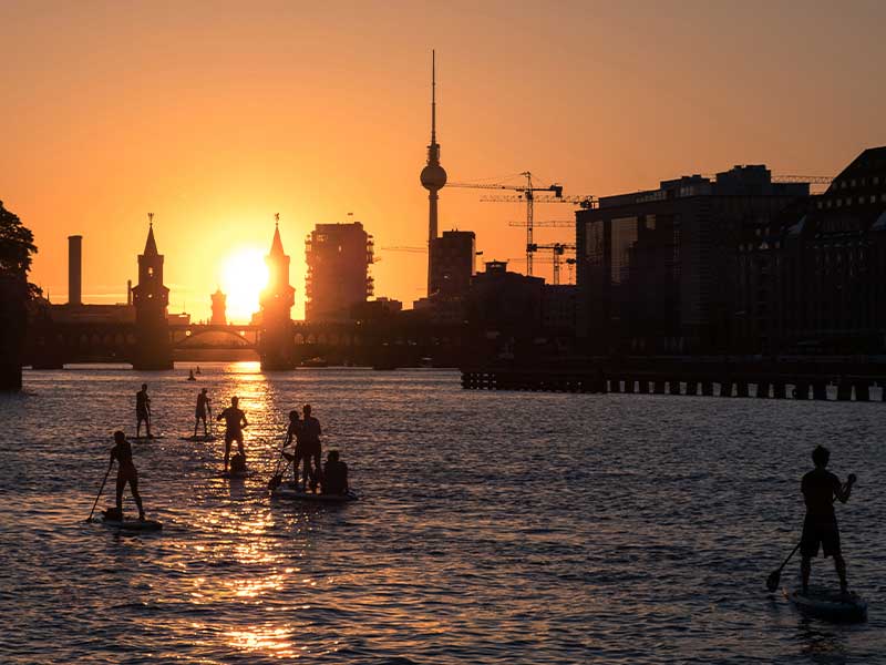 Die besten SUP-Orte für Anfänger:innen - in der City Du musst nicht einmal raus aus der City für ein cooles SUP-Erlebnis. In vielen deutschen Großstädten gibt es coole Hotspots, wie z. B. in Berlin auf der Spree.