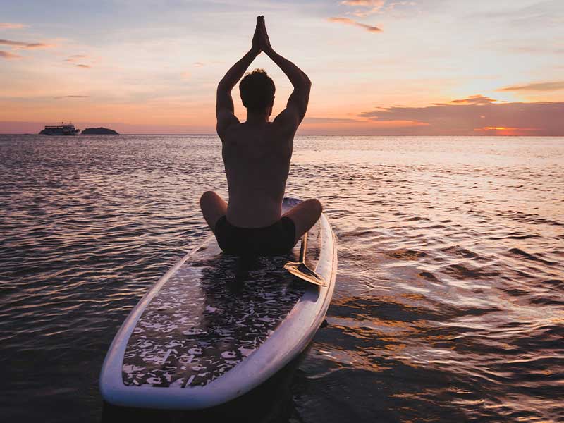 Die besten SUP-Orte für Anfänger:innen - in der Natur Theoretisch kannst du dich überall aufs Stand up Paddle stellen, wo du mehr als 30 Zentimeter Wasser unter dir hast. Für den Anfang empfehlen wir dir aber eher ruhigere Orte, wie z. B. Seen, und windstille Tage.