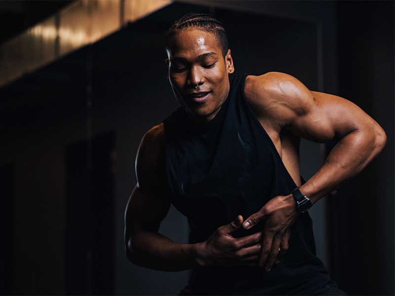 Beim stillen Qi-Gong stehst oder sitzt du in einer bestimmten Position und konzentrierst dich auf deine Atmung und den Fluss deines Qi.