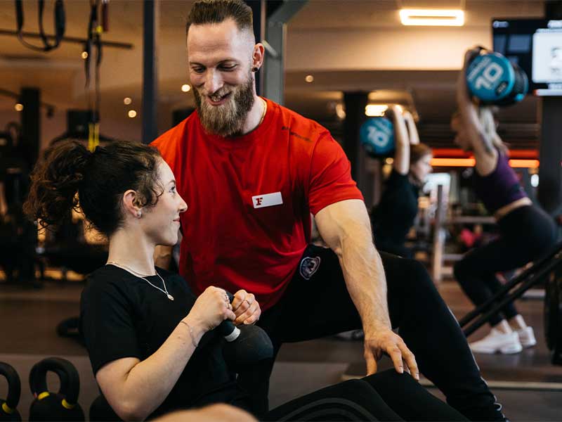 Mit Crunches & Sit-ups zum Sixpack? Unterschiede, Ausführungen, Vorteile & FAQ im Fitness-First-Magazin