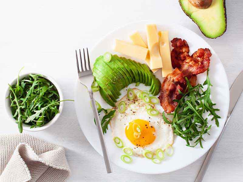 Bei der ketogenen Diät tritt dein Körper in einen Zustand der Ketose, um Fett statt Kohlenhydrate für Energie zu verbrennen.