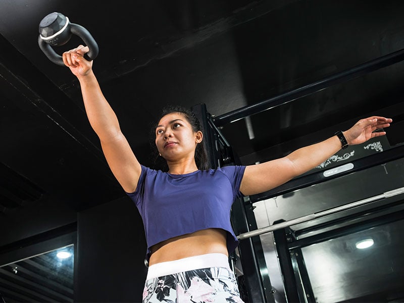 Die One-Arm-Swing-Übung mit Kettlebell pusht deine Hüfte, Beine und den unteren Rücken.