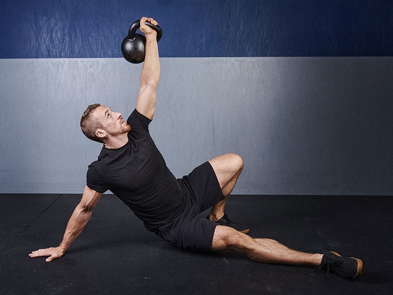 Für den Turkish Get Up mit Kettlebell brauchst du eine gute Portion Kraft, Flexibilität, Gleichgewicht und Körperbeherrschung.