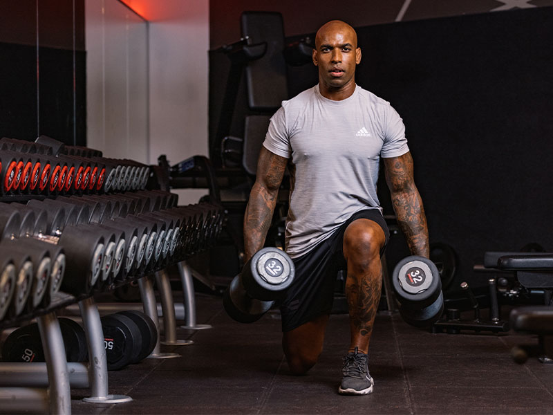 Ergänzende Calisthenics-Übungen: Lunges Ergänzende Calisthenics-Übungen sind z. B. Lunges.