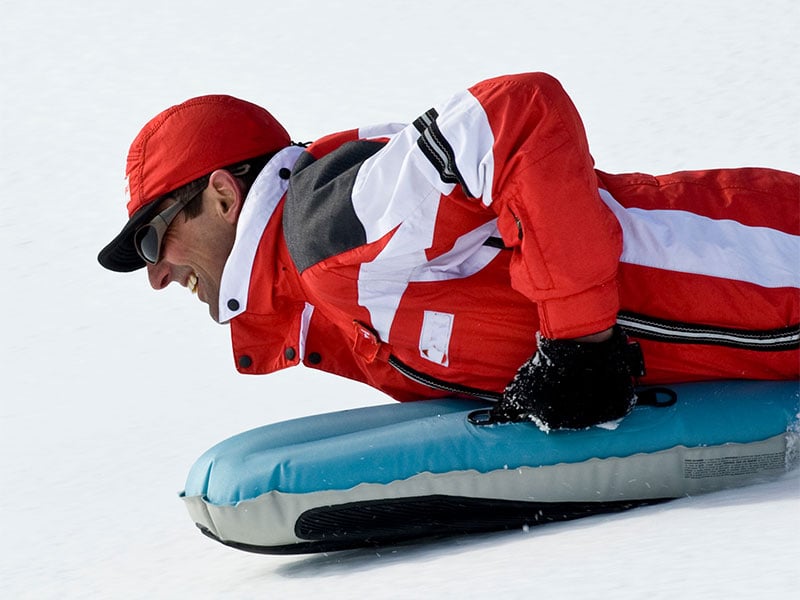 Kopf nach vorn und auf dem Bauch den Abhang runter mit einem Luftkissen: Das ist Airboarding! 