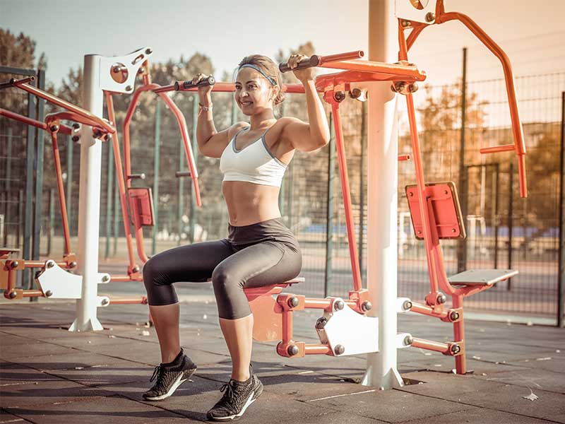 Neben Fitnessgeräten gibt es vor allem in größeren Städten immer häufiger Calisthenics-Parks.