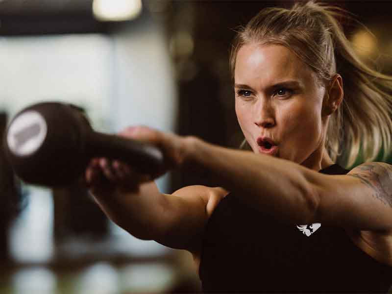 Fürs Training mit Battle Ropes brauchst du viel Platz. Fast die gleichen Effekte erzielst du aber z. B. mit Kettlebell-Übungen. Sie sind auch schwungvoll und sprechen viele Muskeln an.