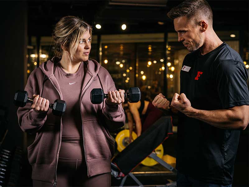 Trainingsfehler 1: Du führst die Übungen falsch aus - ohne Trainingsplan? Trainingsfehler können auf Dauer sogar gefährlich sein. Frage deswegen immer deine Coaches vor Ort, wenn du dir bei manchen Übungen unsicher bist.