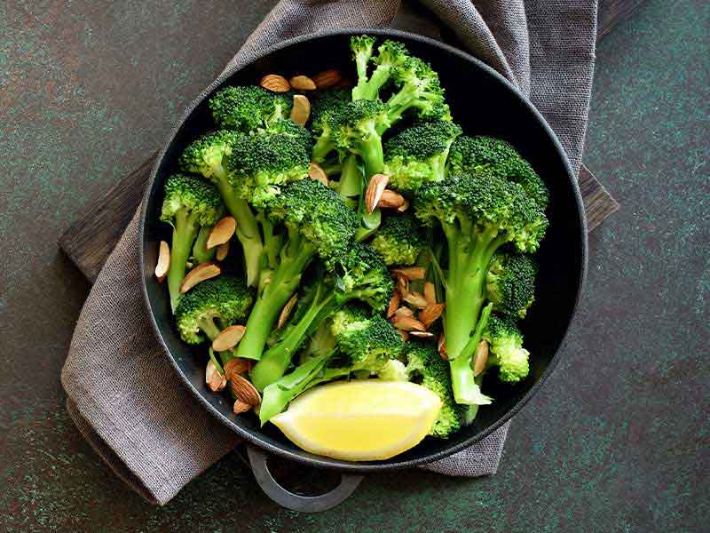 Brokkoli enthält mehr Vitamin C und Antioxidantien als Blumenkohl.