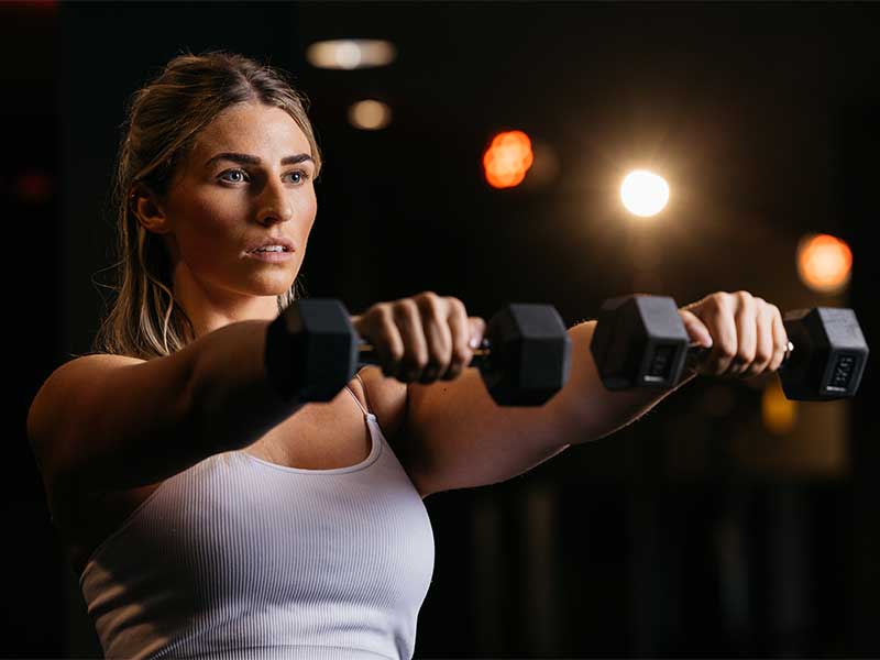 Ein Klassiker unter den Isometrics. Halte 2 Kurzhanteln gerade ausgestreckt über dich. Es geht aber auch ein Medizinball oder Kettlebell.