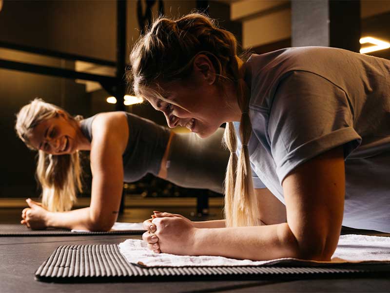 Mit Planks stärkst du deinen Core effektiv.