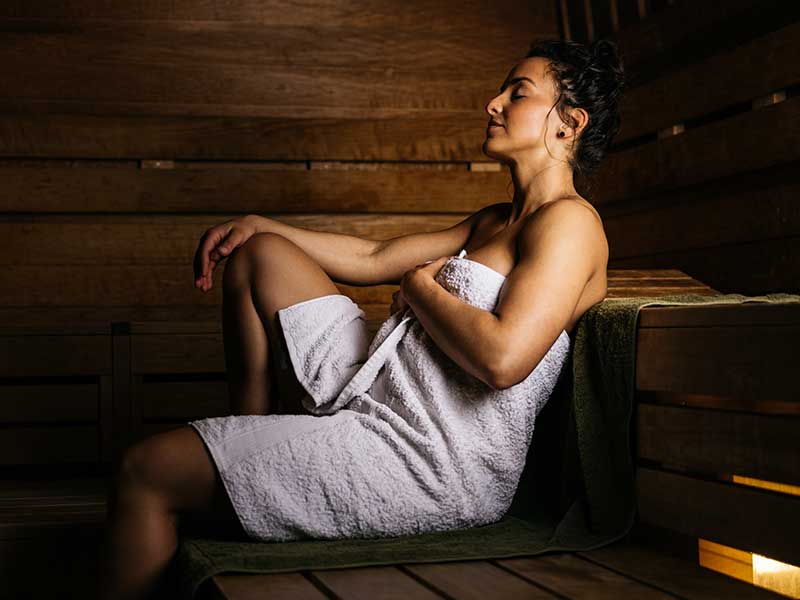Hausmittel für das Immunsystem: Sauna Sauna regt den Kreislauf an, erweitert die Blutgefäße, entspannt die Muskeln und reduziert ebenfalls Stress. Ein gutes Hausmittel fürs Immunsystem!