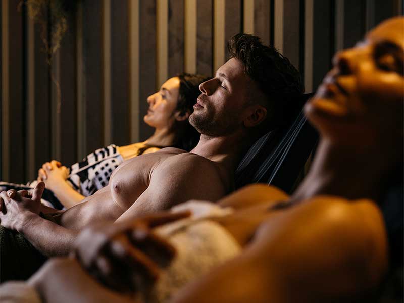 Tipps: Wie werde ich wieder fit? Gönne dir Pausen! Vergiss nicht, dass dein Körper nach Belastungen auch Auszeiten zum Regenerieren und Erholen braucht - z. B. in der Sauna.