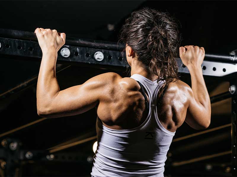 Klimmzüge im Fitnessstudio